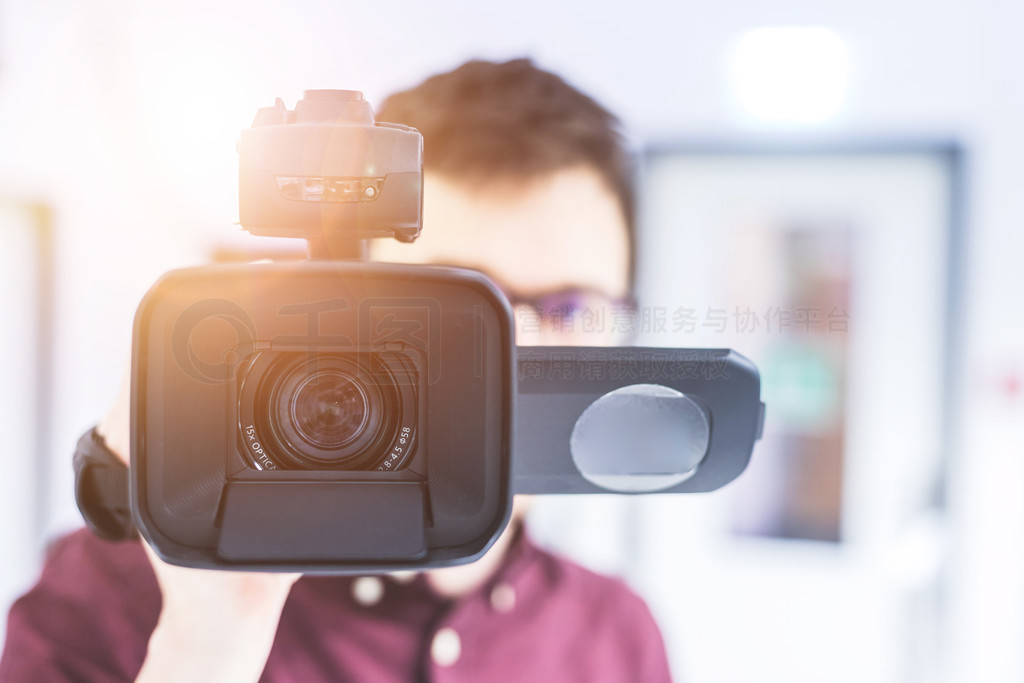 鏡頭背后的藝術(shù) 專業(yè)攝像師與他的光影世界